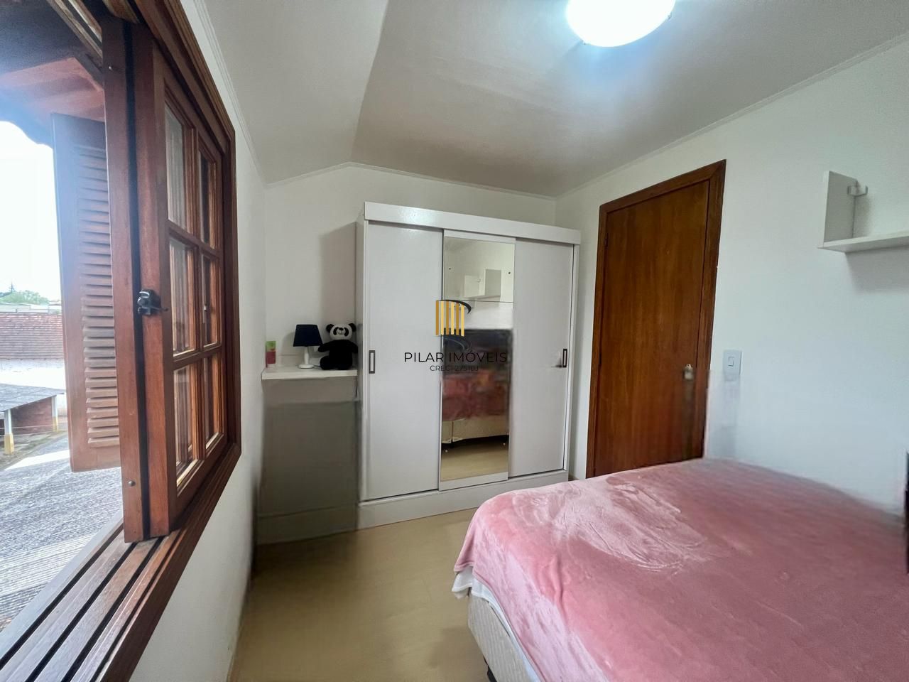 Casa em condomínio fechado  com 94m2, 3 dormitórios no bairro Camaquã.