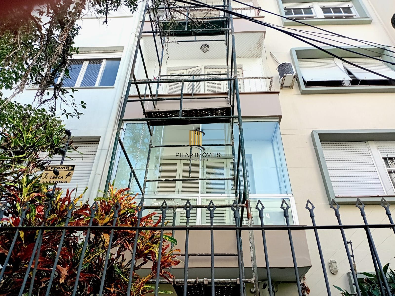 Apartamento 3 dormitórios, frente, sacada no bairro Santana - Porto Alegre - RS