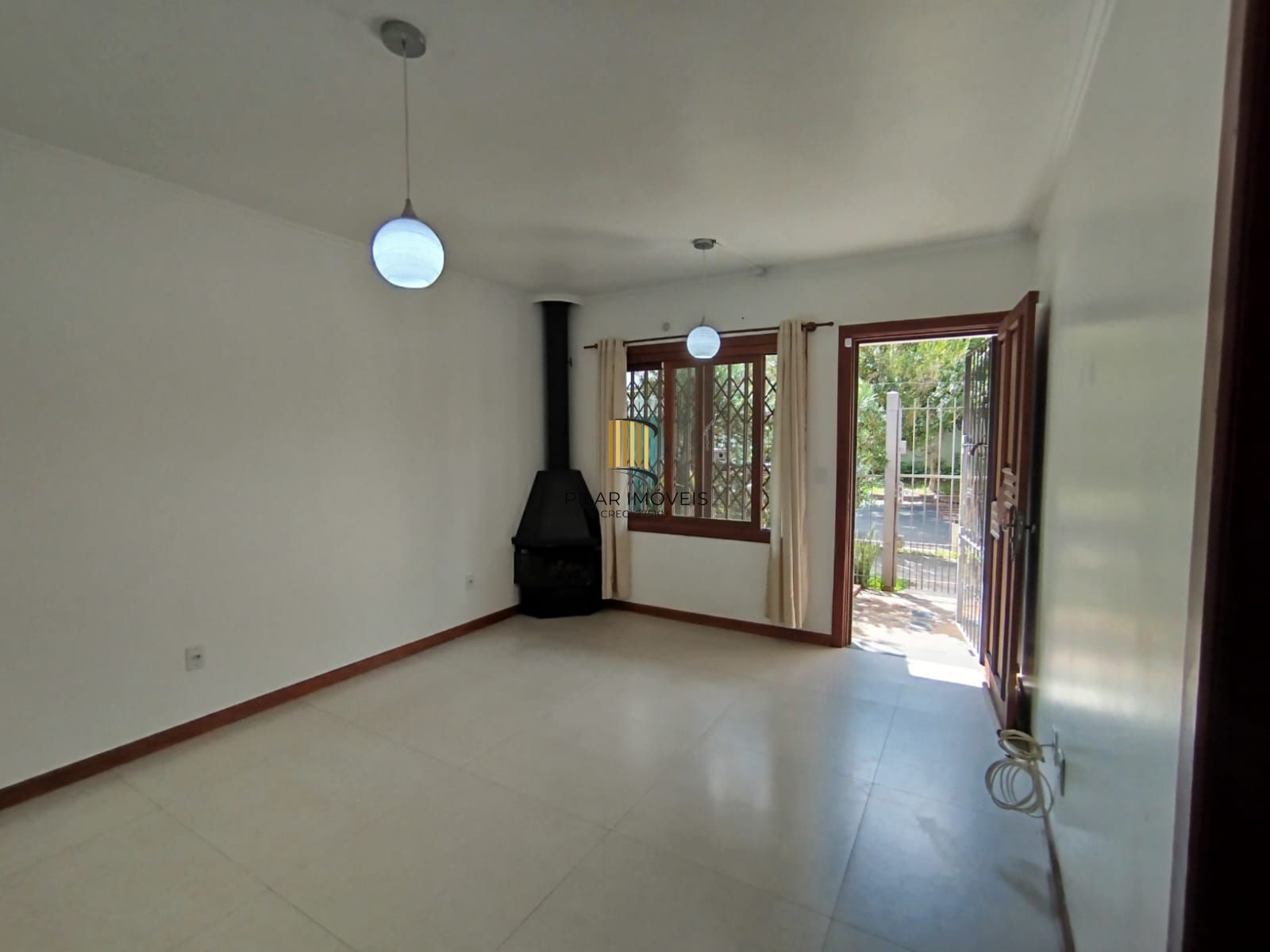 Casa com 03 quartos e 01 vaga no Bairro Cristal