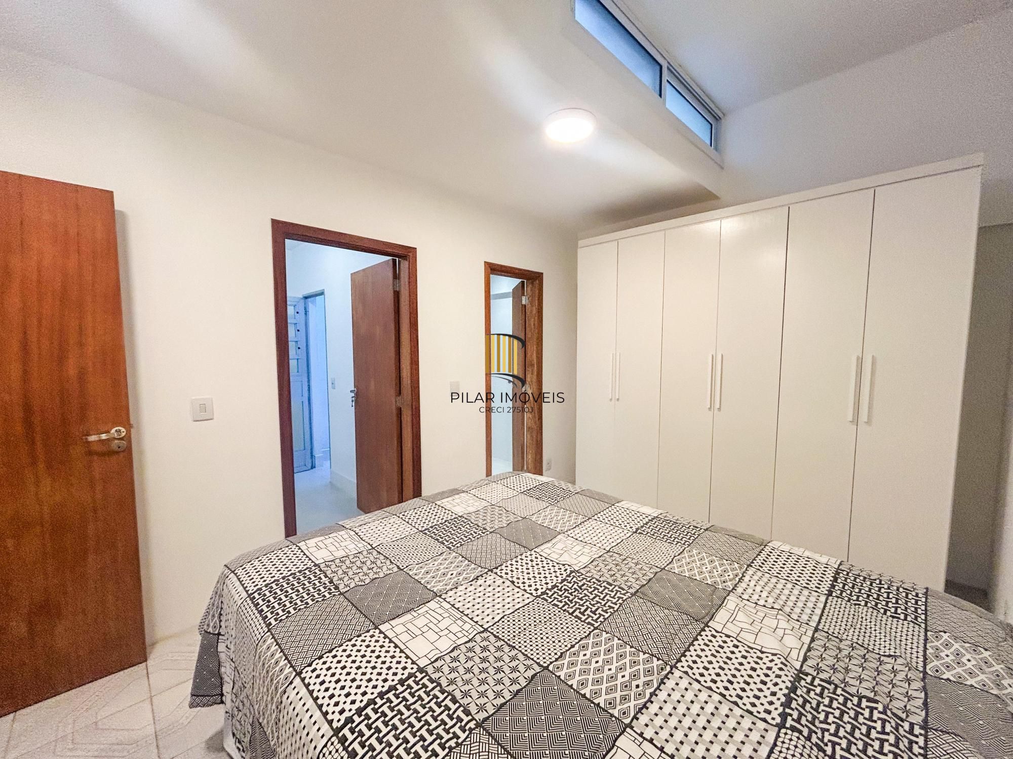 Apartamento de 1 dormitório, suíte ampla, semimobiliado, com pátio privativo no bairro Mont Serrat.