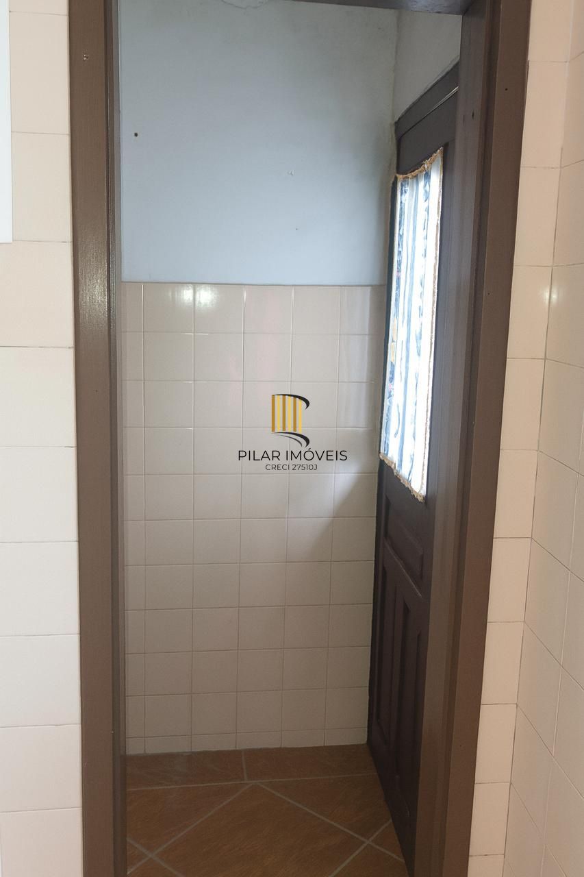 Casa com 02 dormitórios e 01 vaga no Bairro Jardim Vila Nova