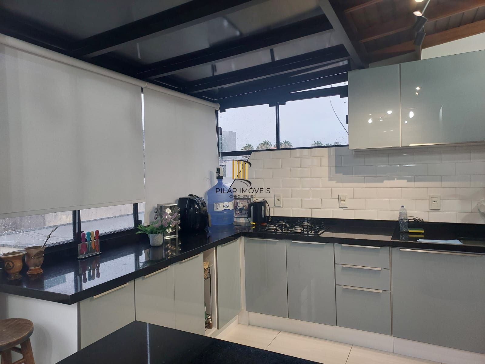 Cobertura com 02 quartos e 01 vaga coberta no Bairro Santana Porto Alegre