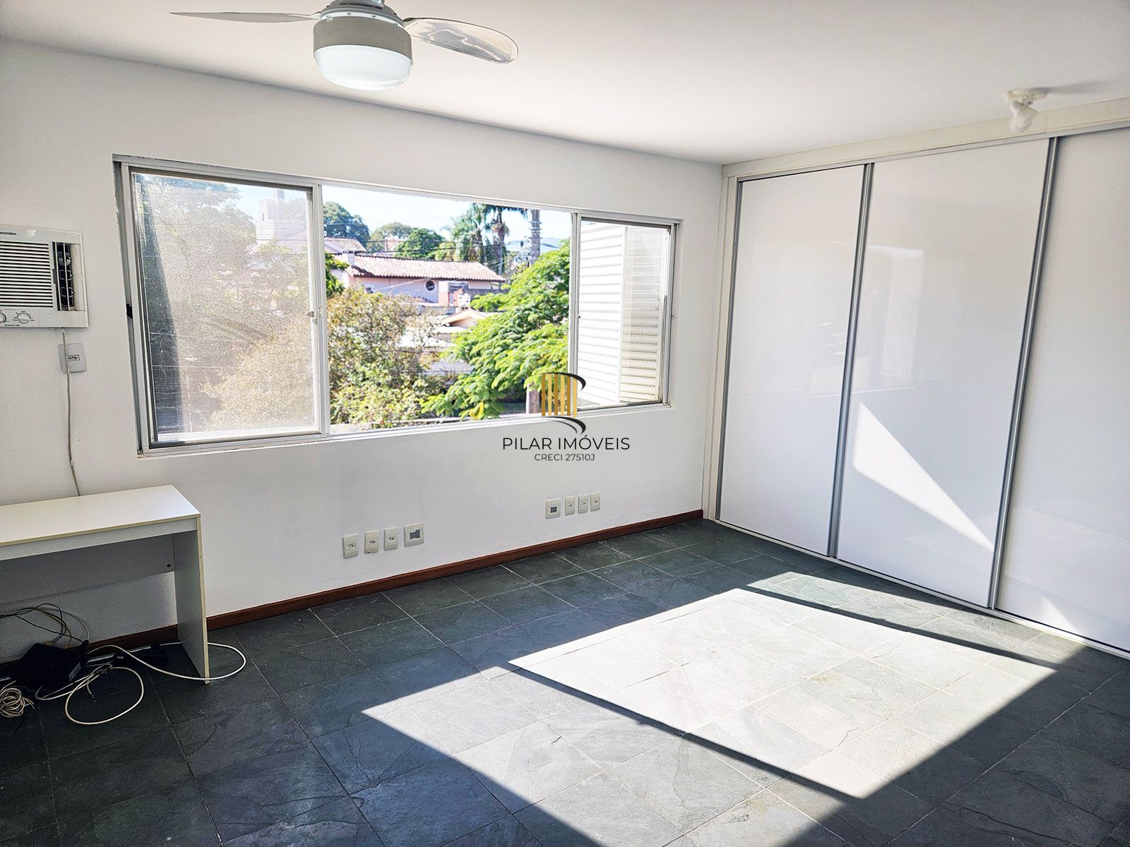 Casa com 4 quartos (02 suítes), 02 vagas cobertas no Bairro Ipanema