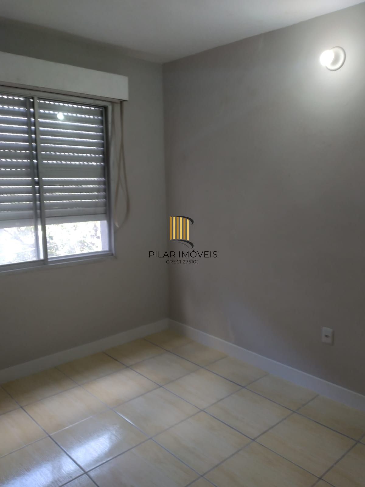 Apartamento com 02 quartos e 01 vaga escriturada e coberta, na Av. Antônio de Carvalho