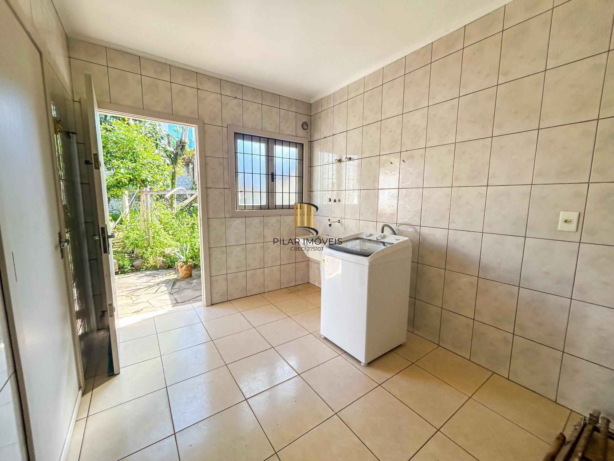 CASA 03 dormitórios, 01 suíte, terraço, pátio, garagens cobertas na VILA NOVA - ótima localização