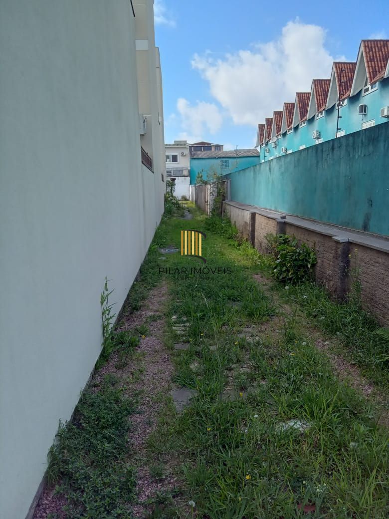 Casa com 2 dormitórios e 3 vagas de garagem !