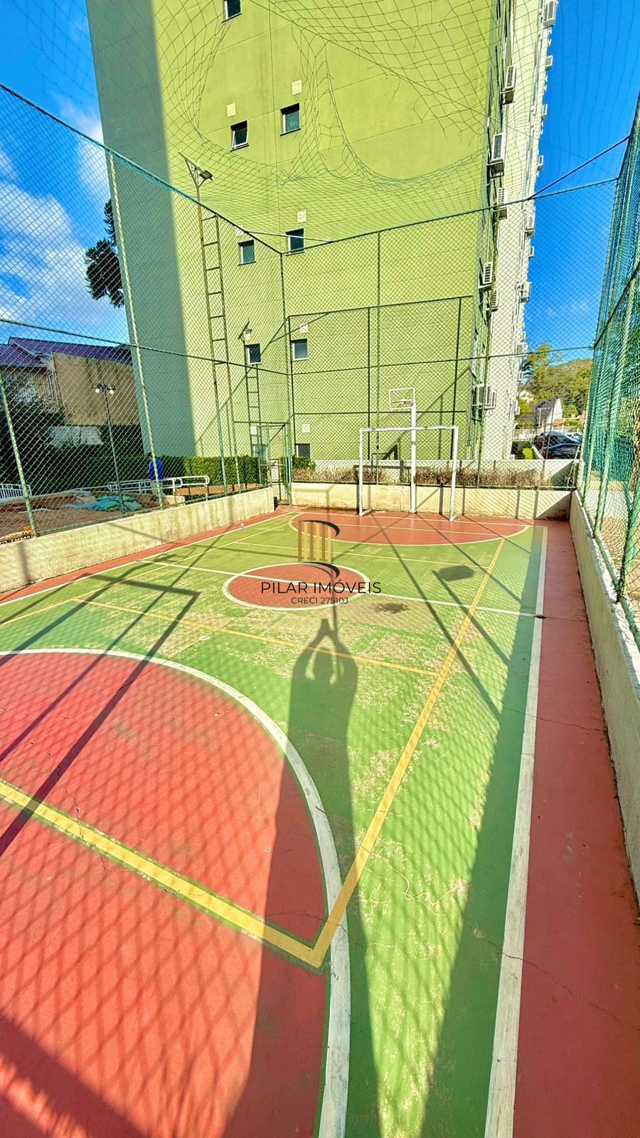 Apartamento com 02 quarto (01 suíte) e 01 vaga no Bairro Glória