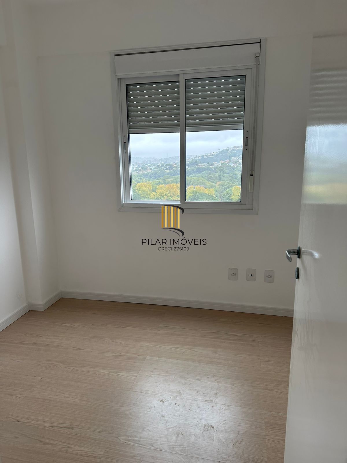 Apartamento com 02 quartos e 01 vaga escriturada no Bairro Cavalhada