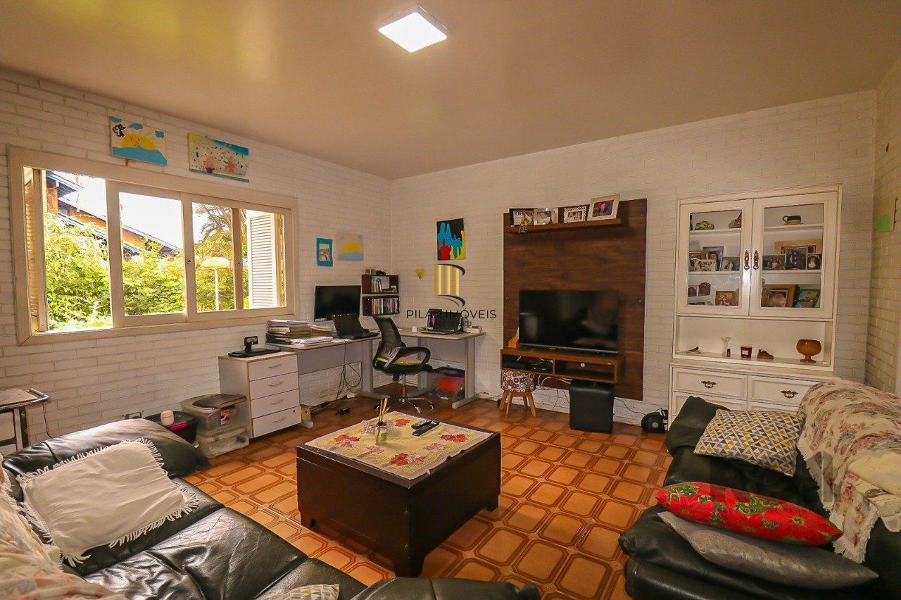 Casa com 2 quartos, vaga de garagem, churrasqueira, com 200m² privativos no centro de Esteio/RS