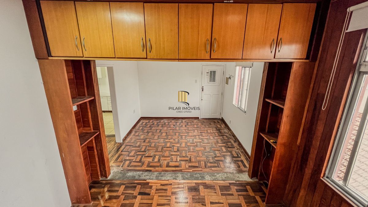 Apartamento com 02 quartos e 01 vaga, no Bairro Navegantes em Porto Alegre