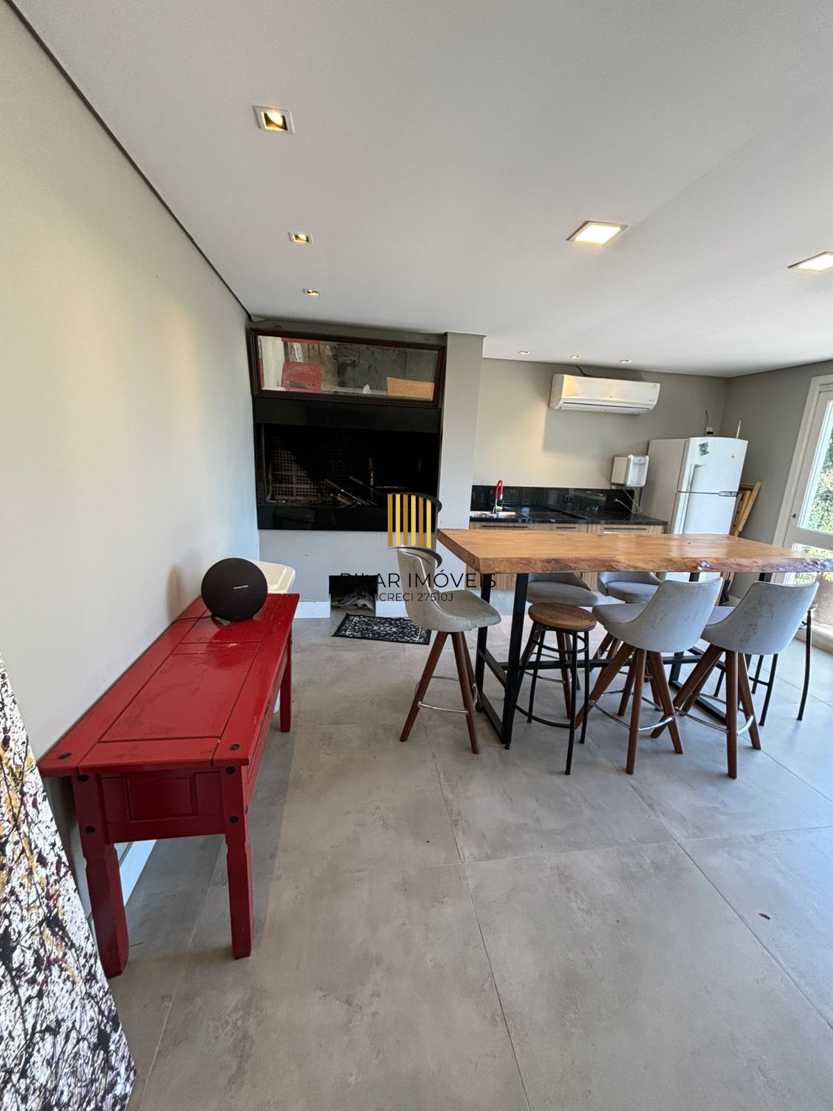 Casa 4 dormitórios, 1 suíte, 03 vagas, Bairro Três Figueiras, Porto Alegre.