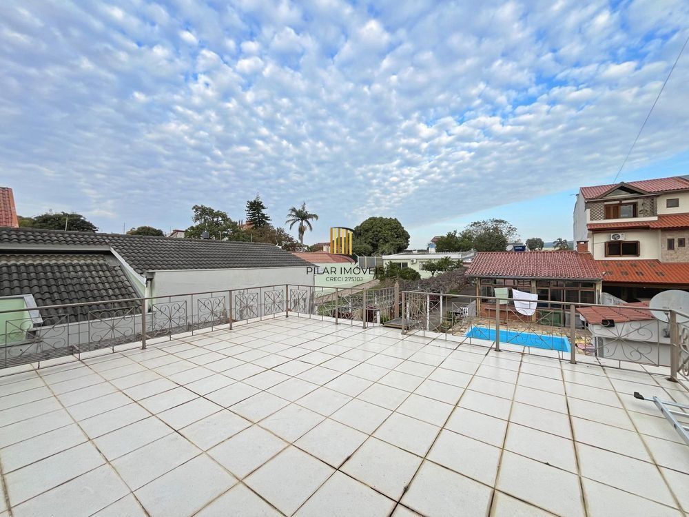 Casa ampla com piscina, adega, quiosque com churrasqueira e casa nos fundos (edícula).