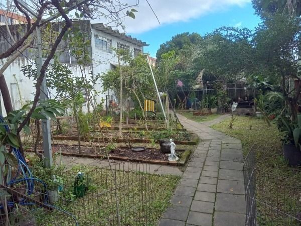 Casa sobrado  Comercial e Residencial de 4 dormitórios e 6 banheiros e 5 vagas de garagem