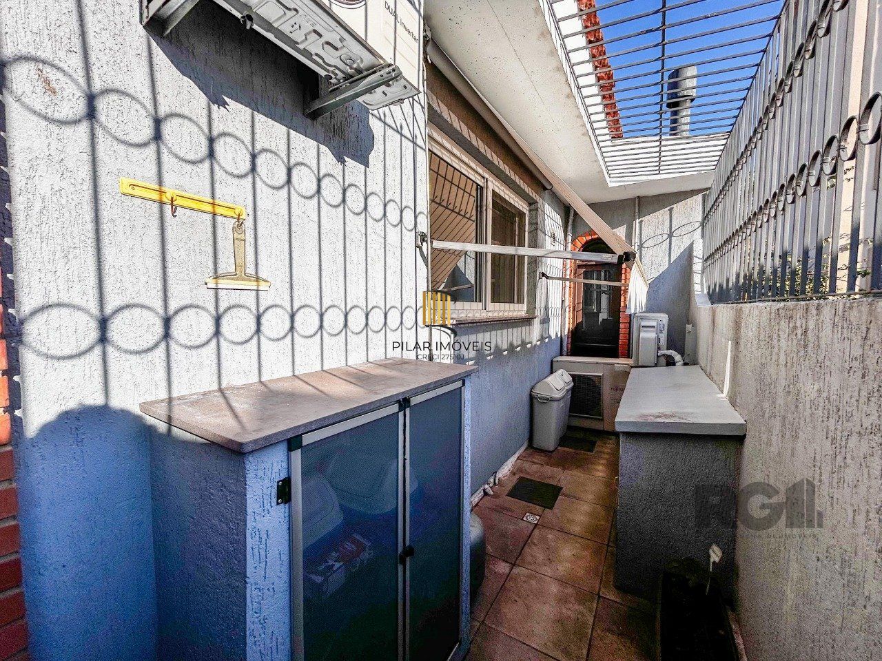 Casa 3 dormitórios, suíte, lareira, churrasqueira,, pátio, vaga garagem com 309 m² privativos.