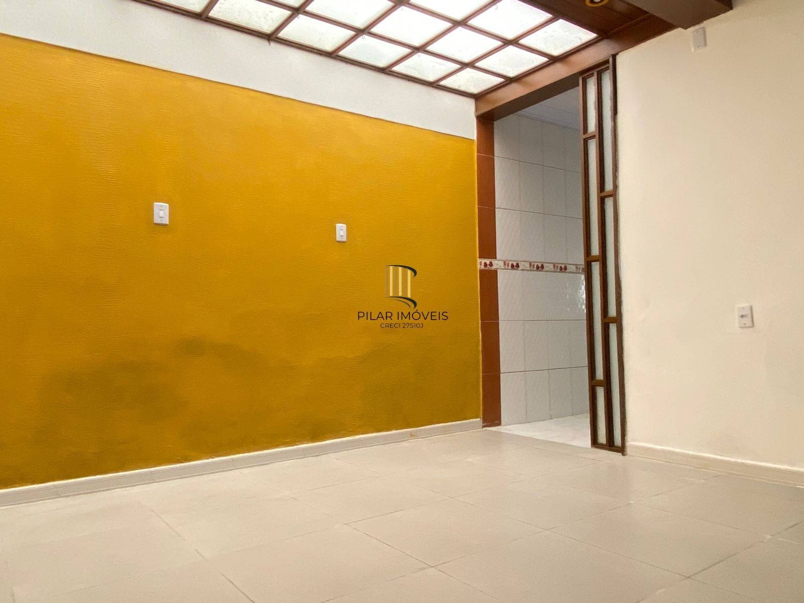 Casa de (3)três quartos, sendo uma suíte com duas vagas de garagem.