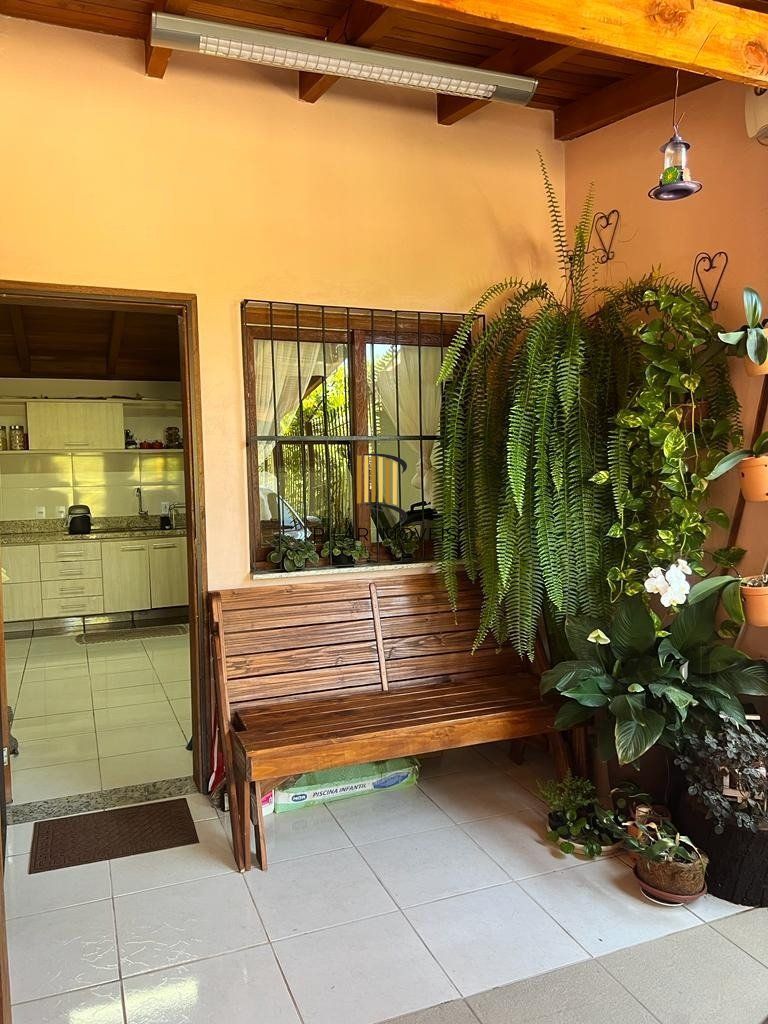 Casa com 3 dormitórios no bairro Morro Santana