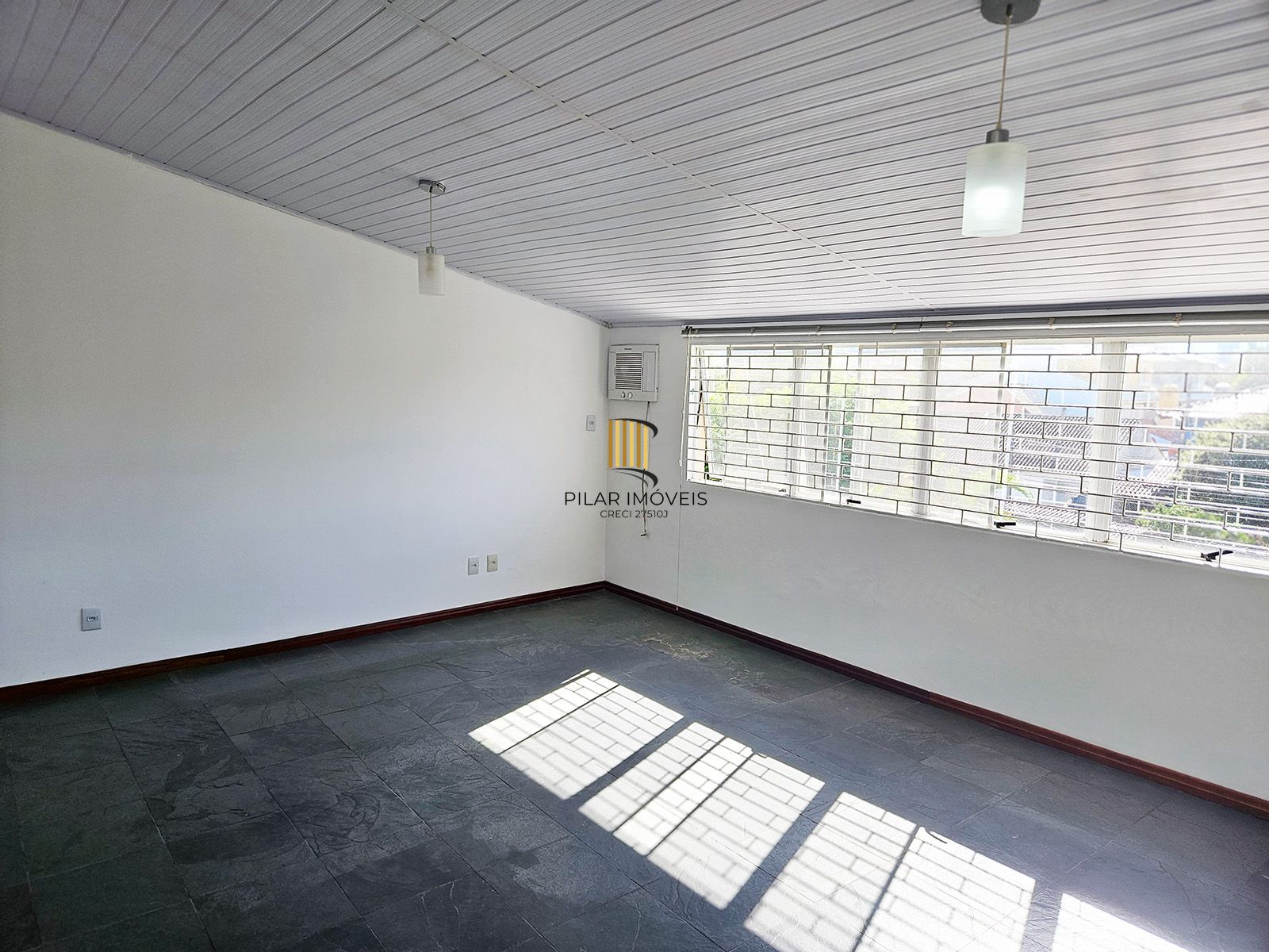 Casa com 4 quartos (02 suítes), 02 vagas cobertas no Bairro Ipanema