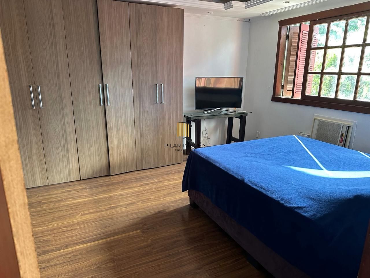 Casa com 03 quartos e 02 vagas de garagem