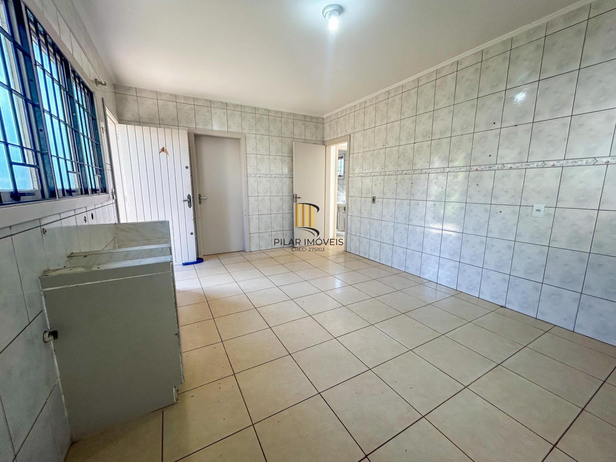 CASA 03 dormitórios, 01 suíte, terraço, pátio, garagens cobertas na VILA NOVA - ótima localização