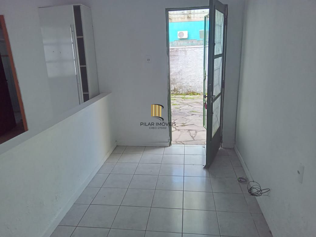 Casa com 2 dormitórios e 3 vagas de garagem !