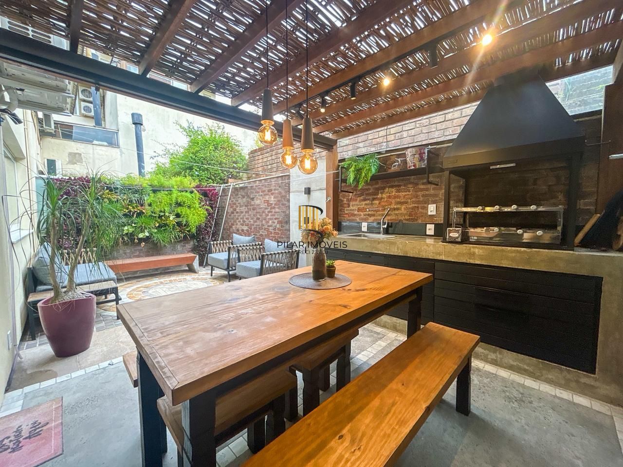 Casa em Condomínio com 03 quartos, 01 suíte e 02 vagas cobertas - Teresópolis