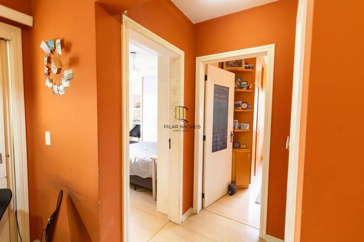 Apartamento 02 dormitórios - sacada com churrasqueira peças amplas em Tradicional condomínio no Bairro Cavalhada - 01 vaga escriturada