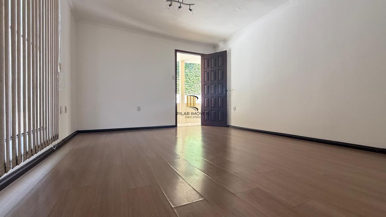 CASA 3 DORMITÓRIOS 4 BANHEIROS 4 VAGAS 1 SUÍTE, PÁTIO NO BAIRRO MEDIANEIRA PORTO ALEGRE/RS