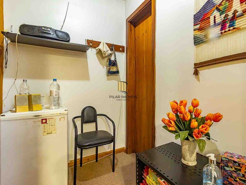 Sala comercial ampla no bairro Floresta a venda, com vaga de garagem