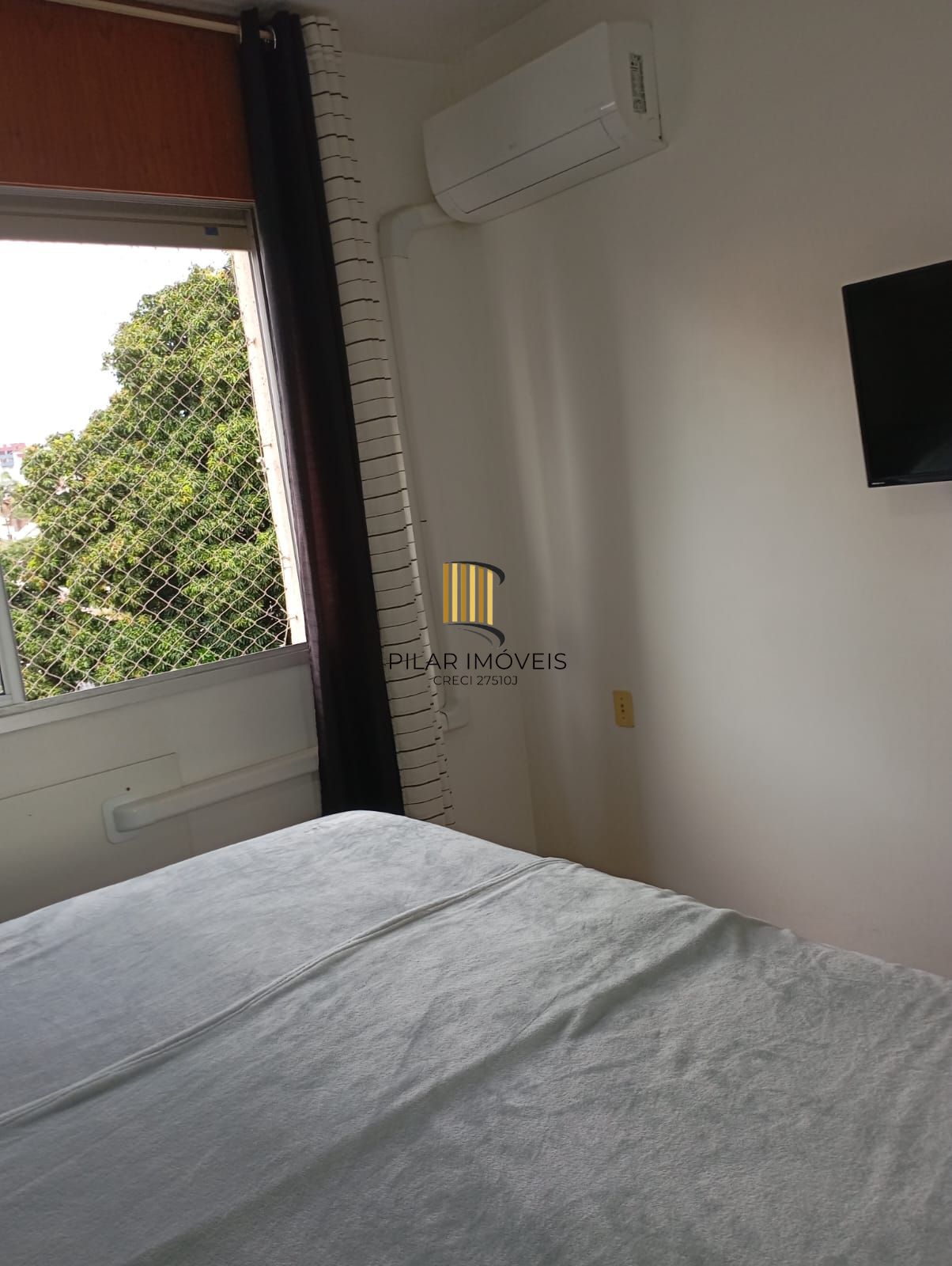 Apartamento com 02 quartos e 01 vaga coberta no Bairro Menino Deus, Porto Alegre