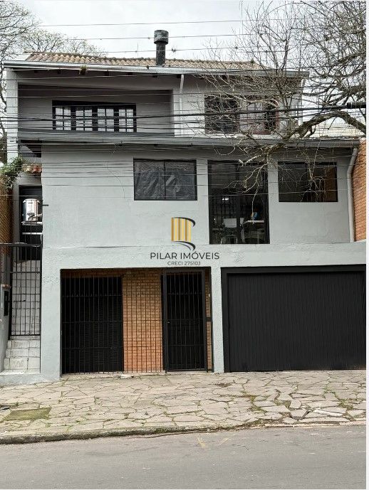 Casa com 03 quartos e 02 vagas de garagem
