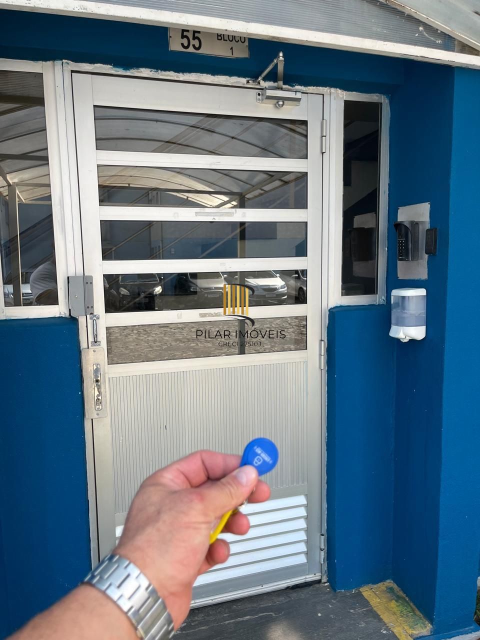 Apartamento com 02 quartos e 01 vaga no Bairro Rubem Berta
