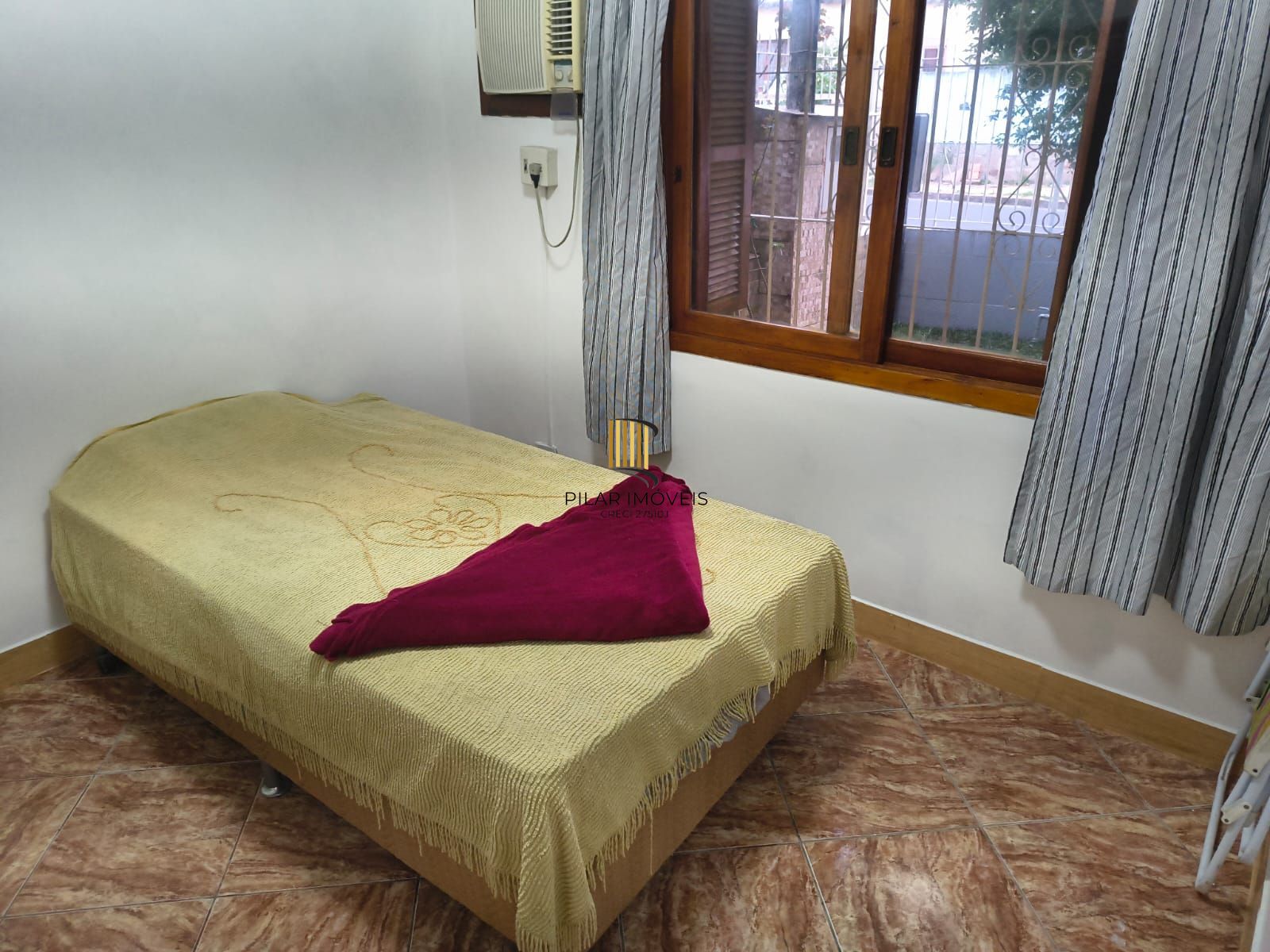 Casa com 2 vagas de garagem para carros pequenos