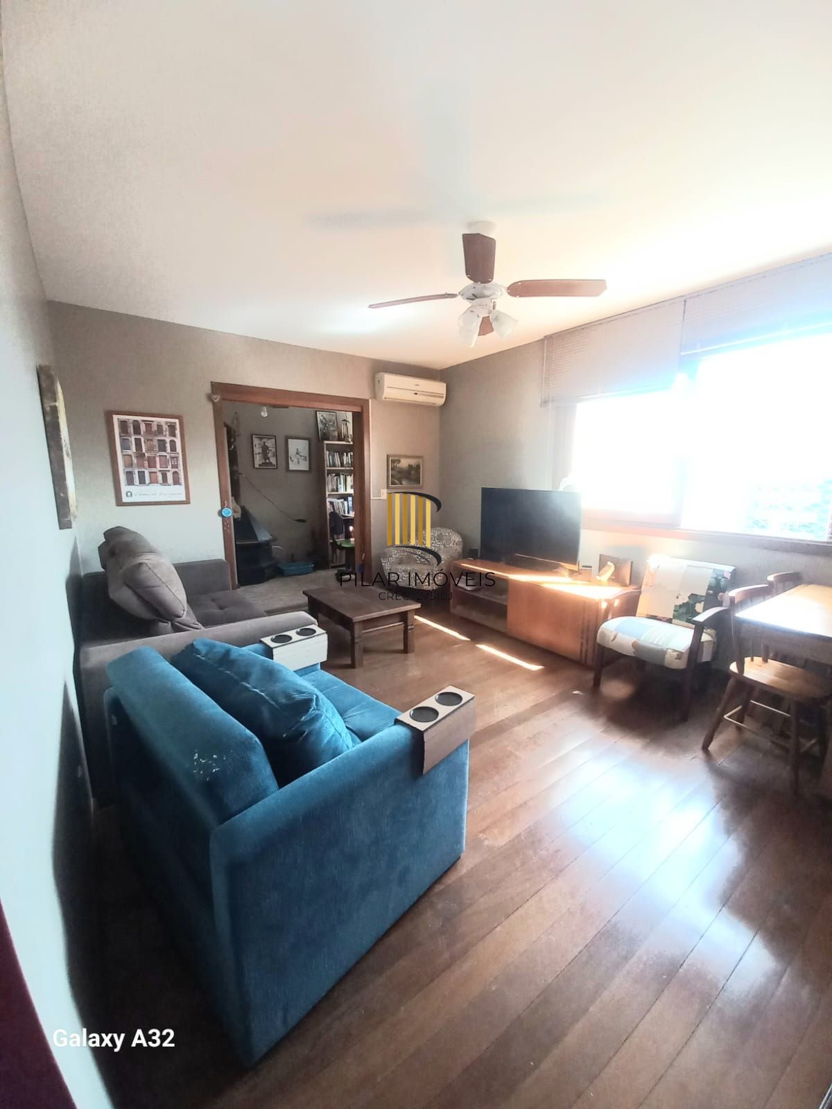 Apartamento 2 dormitórios com excelente posição solar, com lareira, churrasqueira e despensa.