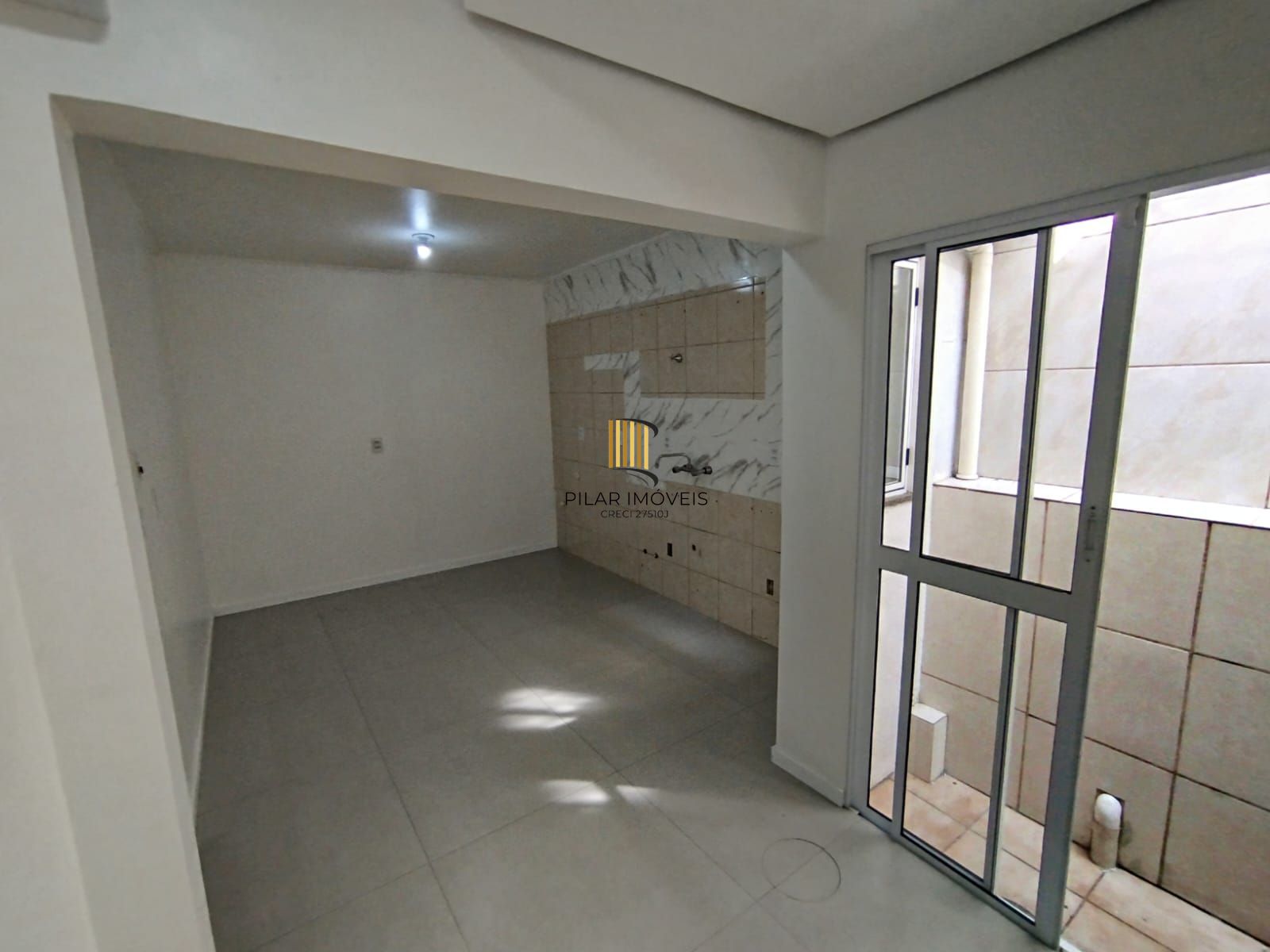 Casa com 03 quartos e 01 vaga no Bairro Cristal