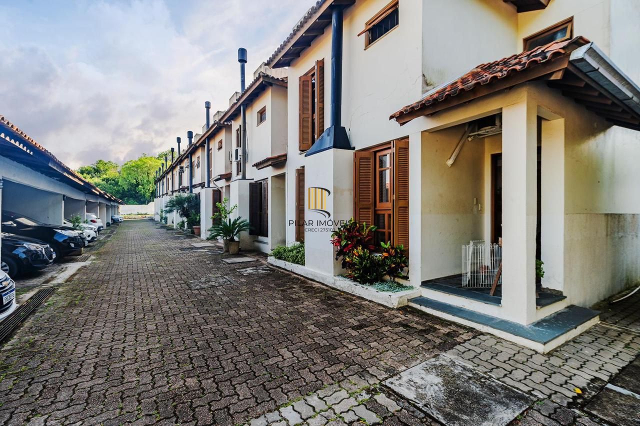 Casa em condomínio 3 dormitórios e sótão bairro Cristal