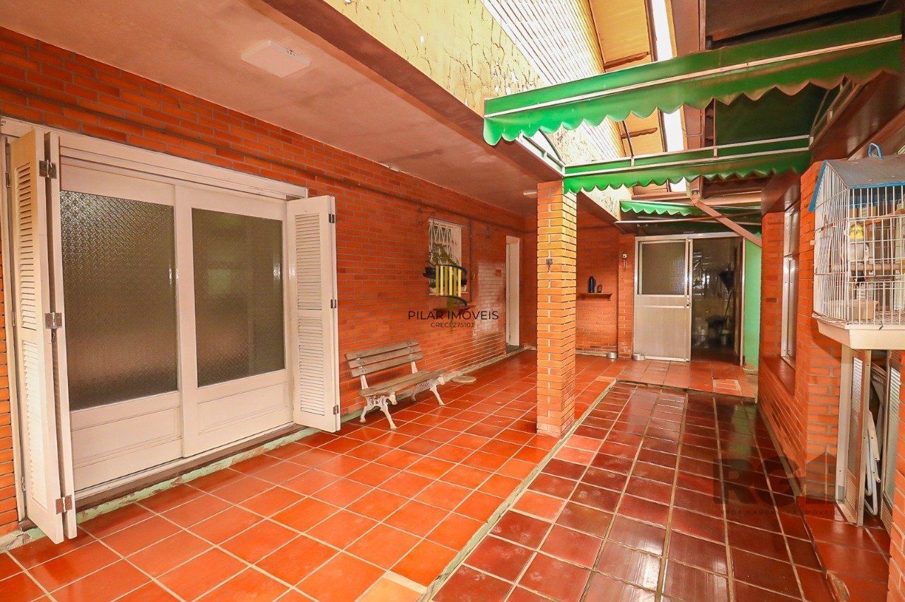 Casa com 2 quartos, vaga de garagem, churrasqueira, com 200m² privativos no centro de Esteio/RS