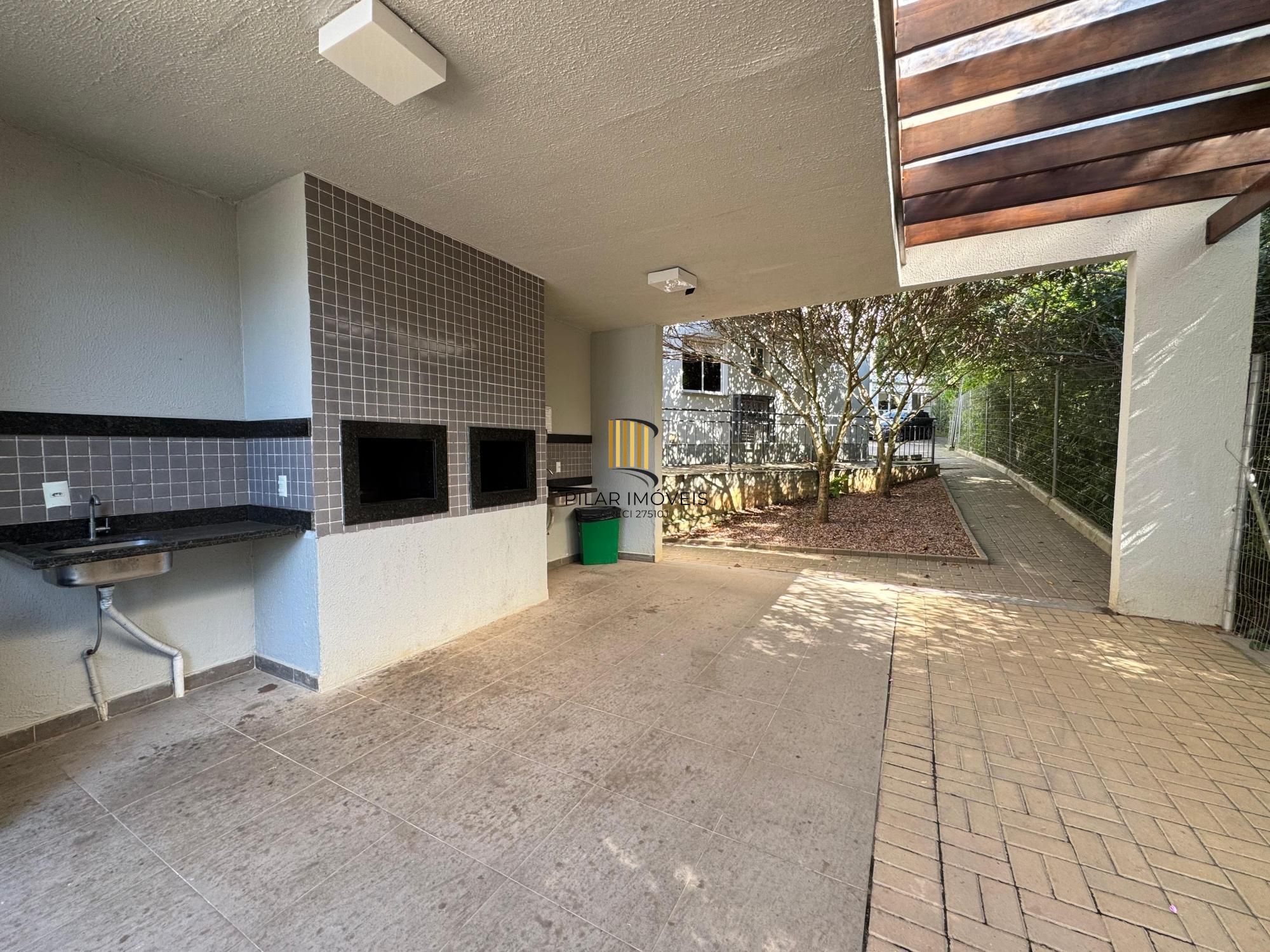 Apartamento com 02 quartos e 01 vaga escriturada no Bairro Lomba do Pinheiro