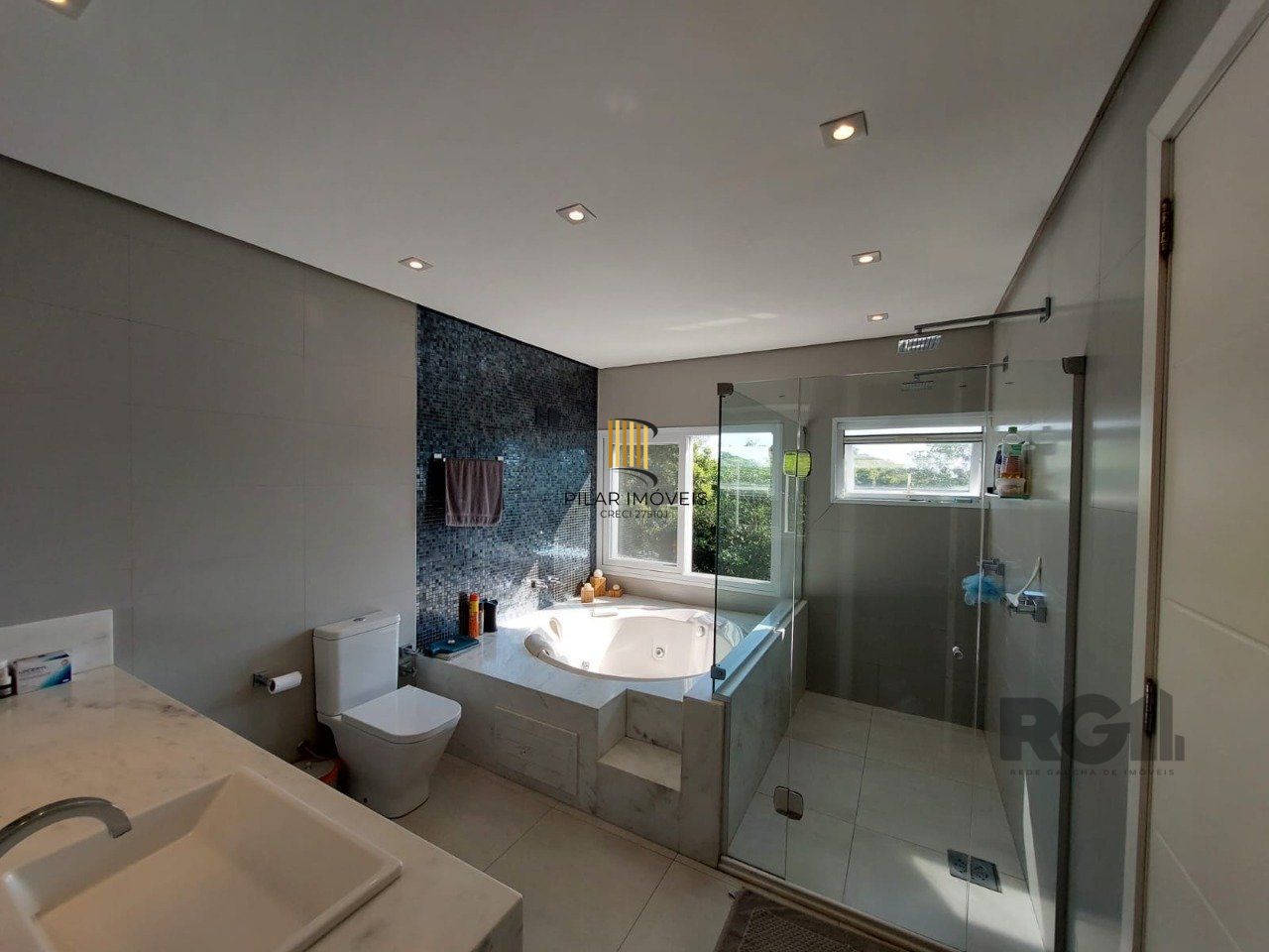 Casa para Venda - 296m², 3 dormitórios, sendo 1 suites, 3 vagas - Vila Nova, Porto Alegre