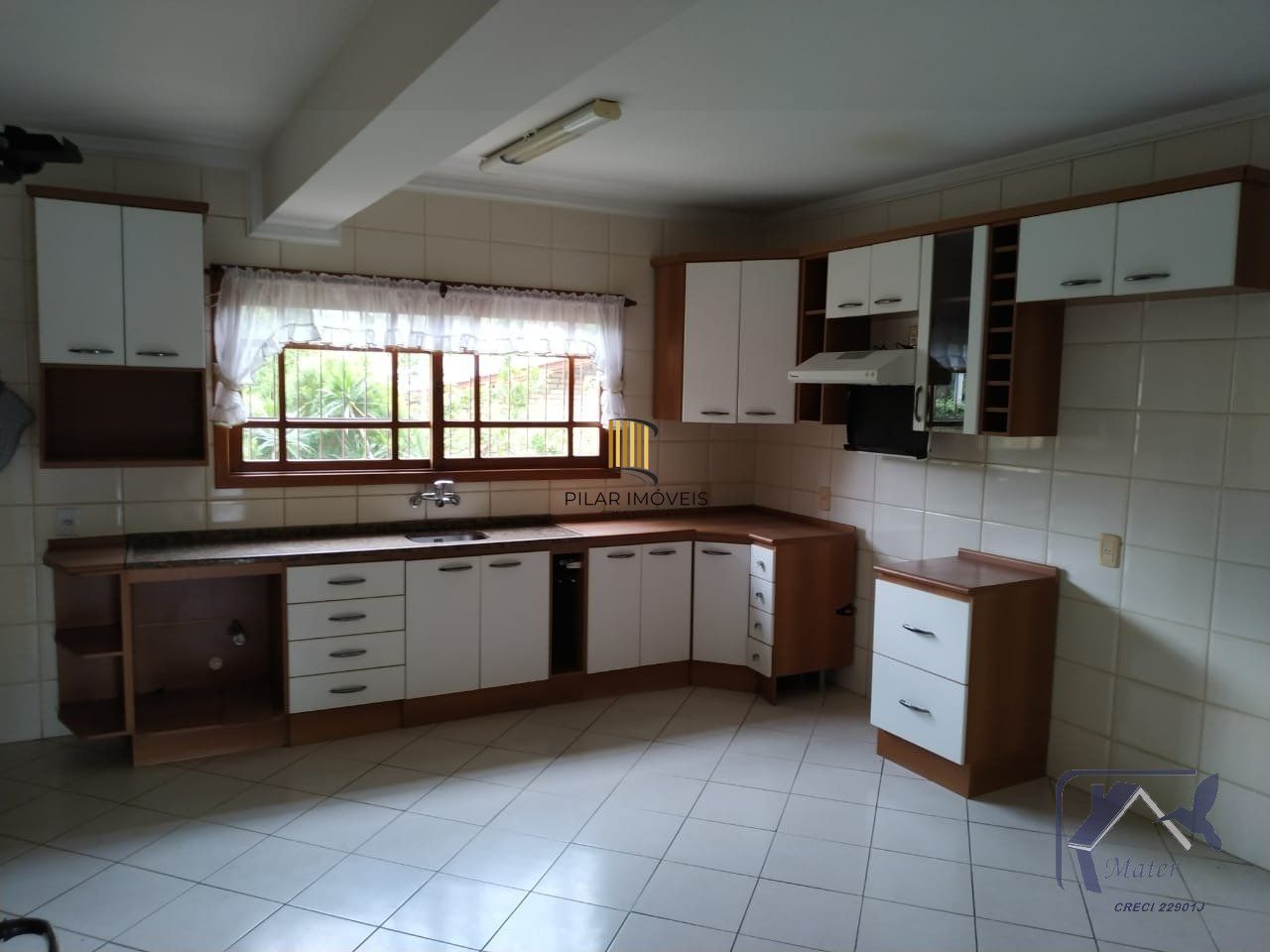 CASA COM 220m², 3 DORMITORIOS, SUITE, 4 VAGAS DE GARAGEM COBERTAS, BAIRRO IPANEMA, EM PORTO ALEGRE, RS