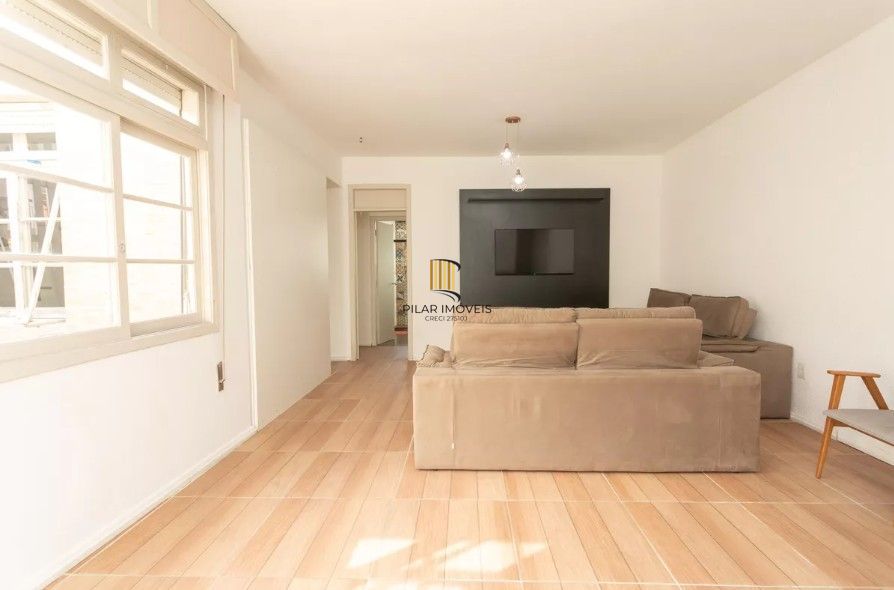 Amplo apartamento no Bairro Petrópolis com 2 vagas de garagem