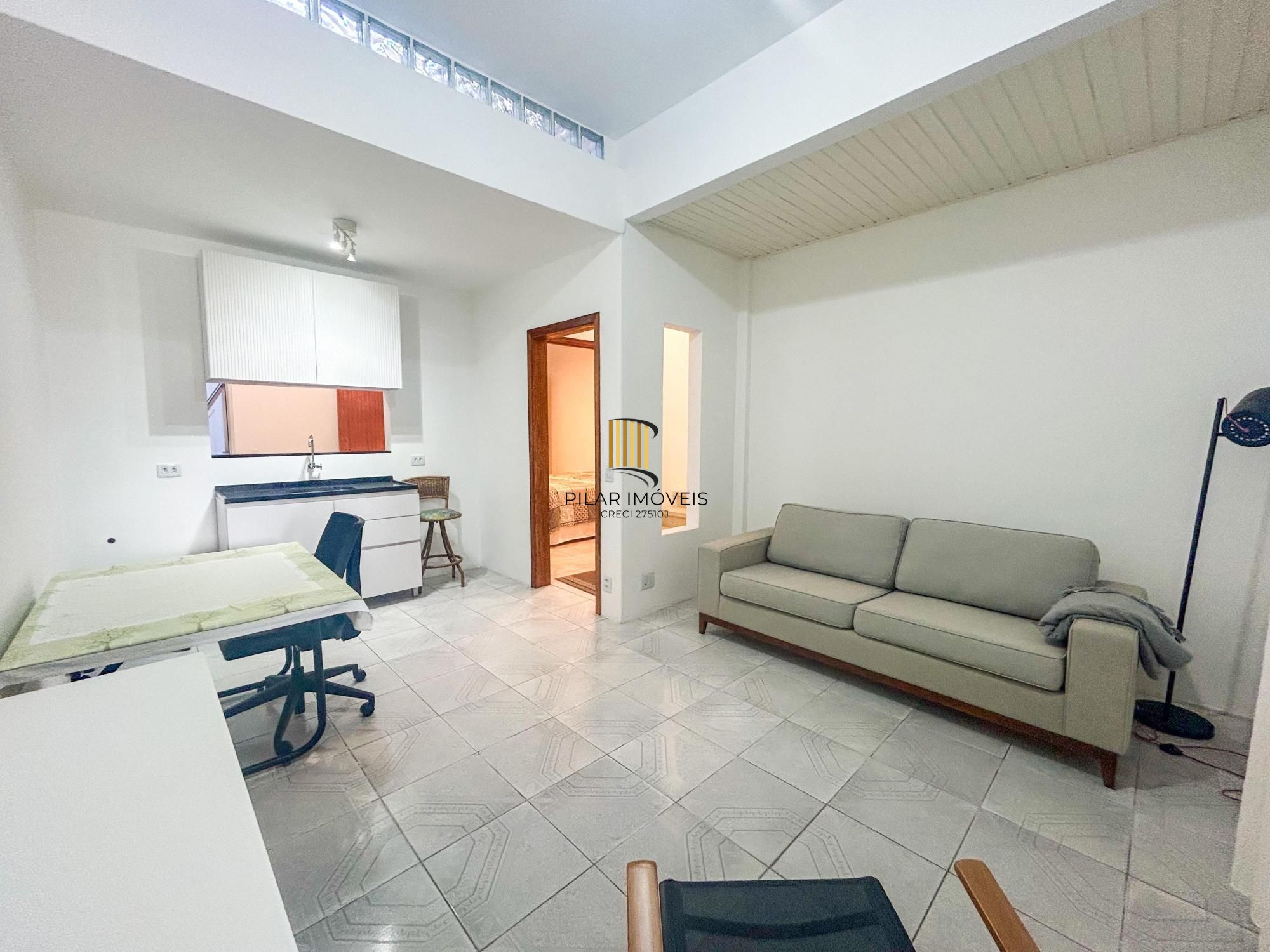 Apartamento de 1 dormitório, suíte ampla, semimobiliado, com pátio privativo no bairro Mont Serrat. - Pilar Imóveis