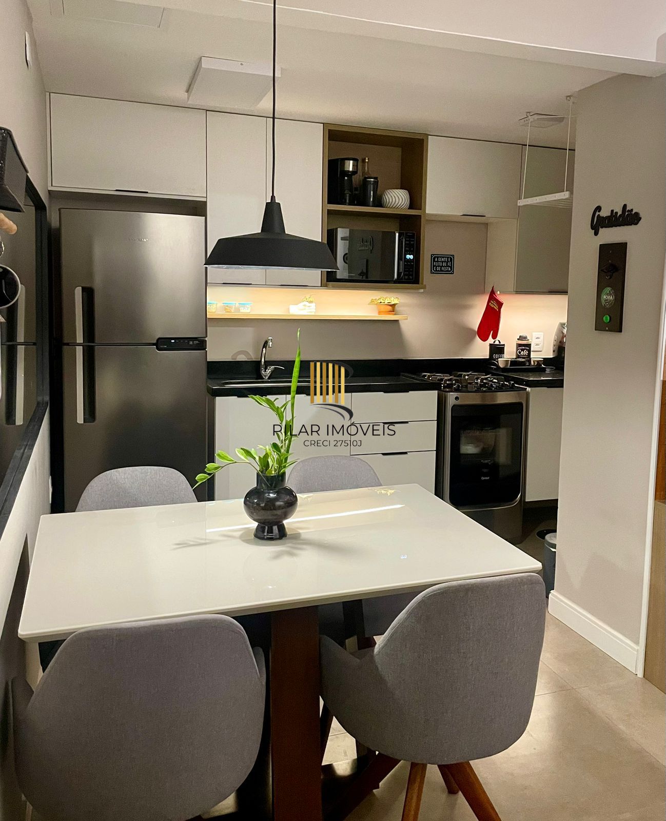 Apartamento com 02 quartos e 01 vaga escriturada no Bairro Cavalhada