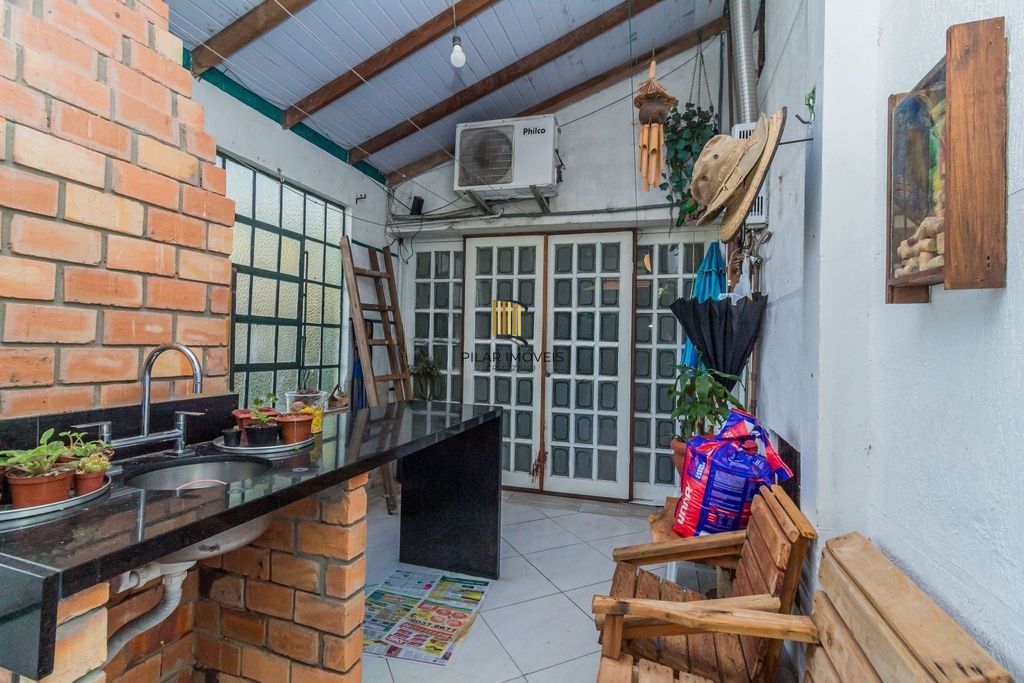 CASA 03 dormitórios, 2 suítes,  216m² privativos  com piscina no BAIRRO MEDIANEIRA