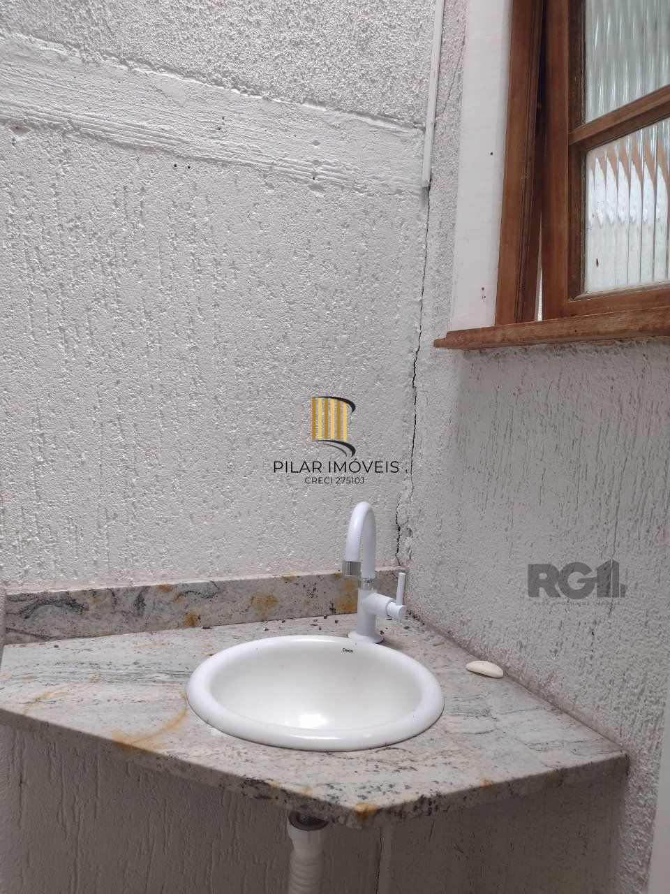CASA TÉRREA - 2 DORMITÓRIOS, ÁREA COBERTA COM CHURRASQUEIRA , TERRAÇO - 02 VAGAS