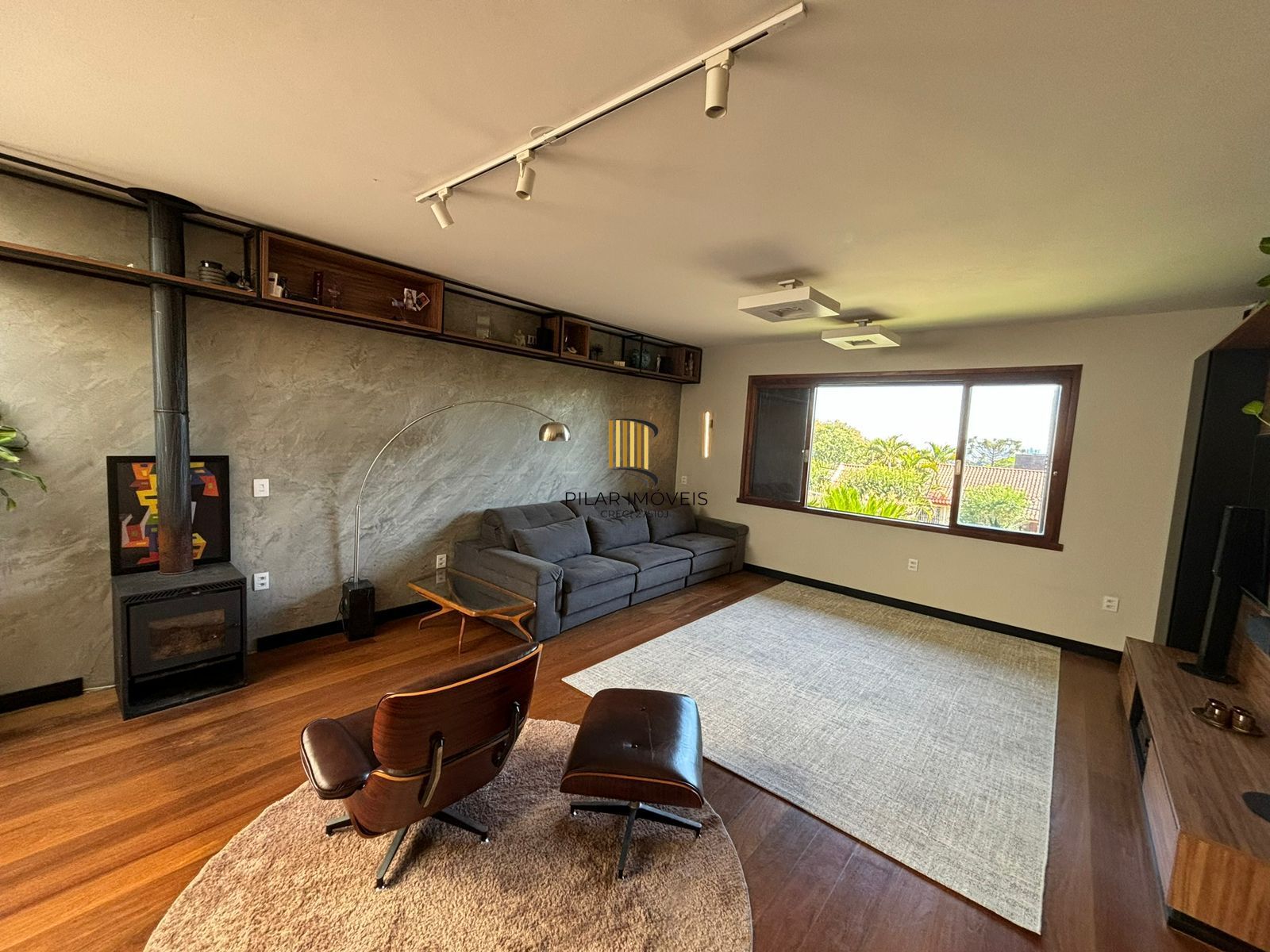 Casa 4 dormitórios, 1 suíte, 03 vagas, Bairro Três Figueiras, Porto Alegre.