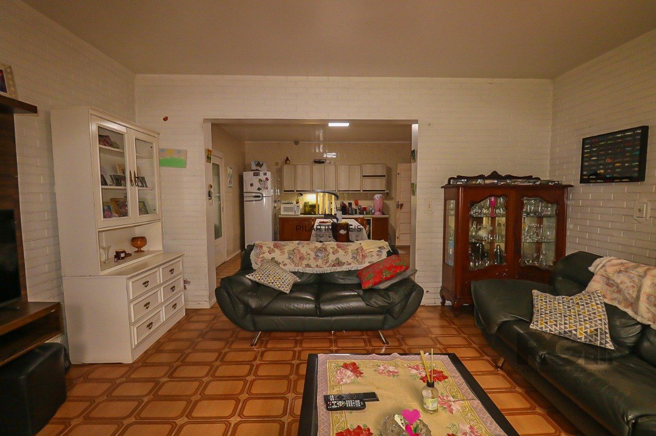 Casa com 2 quartos, vaga de garagem, churrasqueira, com 200m² privativos no centro de Esteio/RS