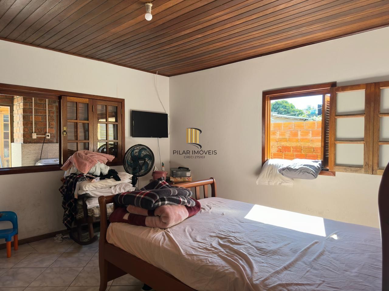 Imóvel com 4 dormitórios e casa auxiliar nos fundos do terreno