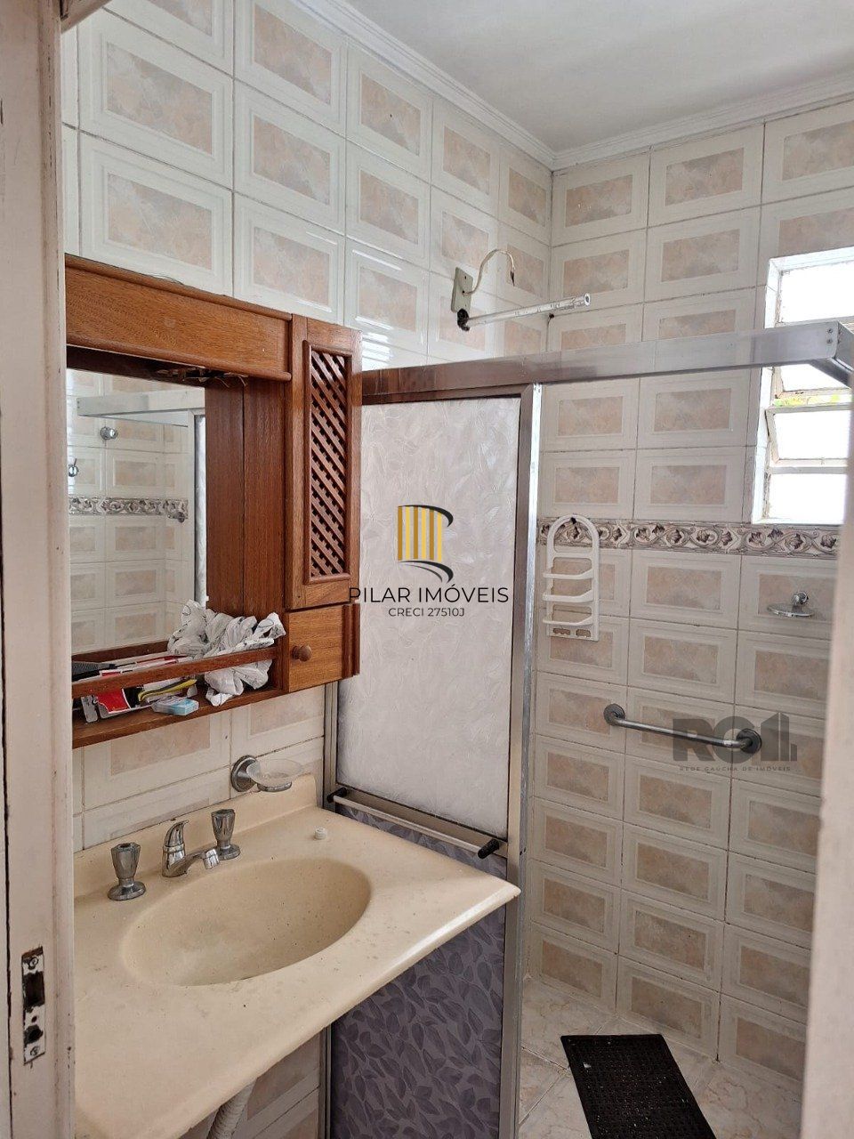 Terreno com casa com 3 quartos, vaga de garagem, no bairro Ipanema, Porto Alegre/RS