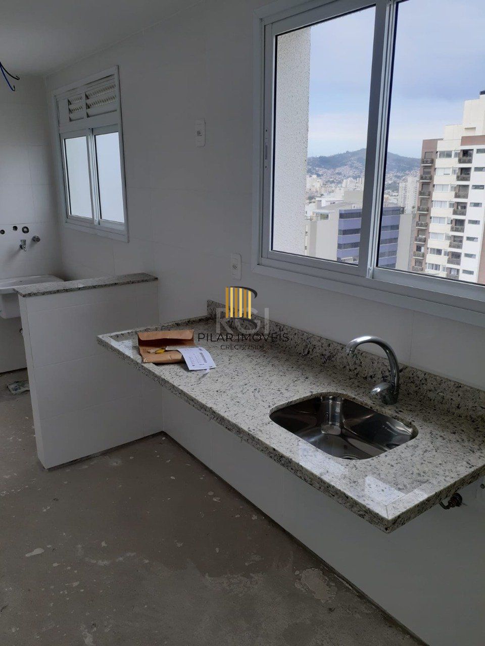 Apartamento para Venda - 90.31m², 2 dormitórios, sendo 2 suites, 2 vagas - Petrópolis