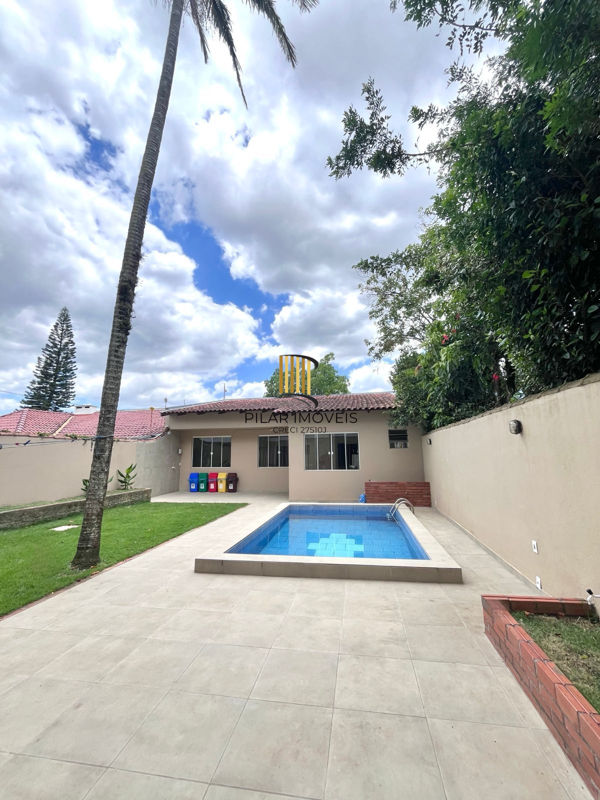 Casa com 04 quartos (01 suíte) 02 vagas no Bairro Jardim Sabará em Porto Alegre